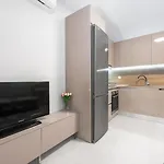 Malena House By Luxlikehome 펜션 시비리